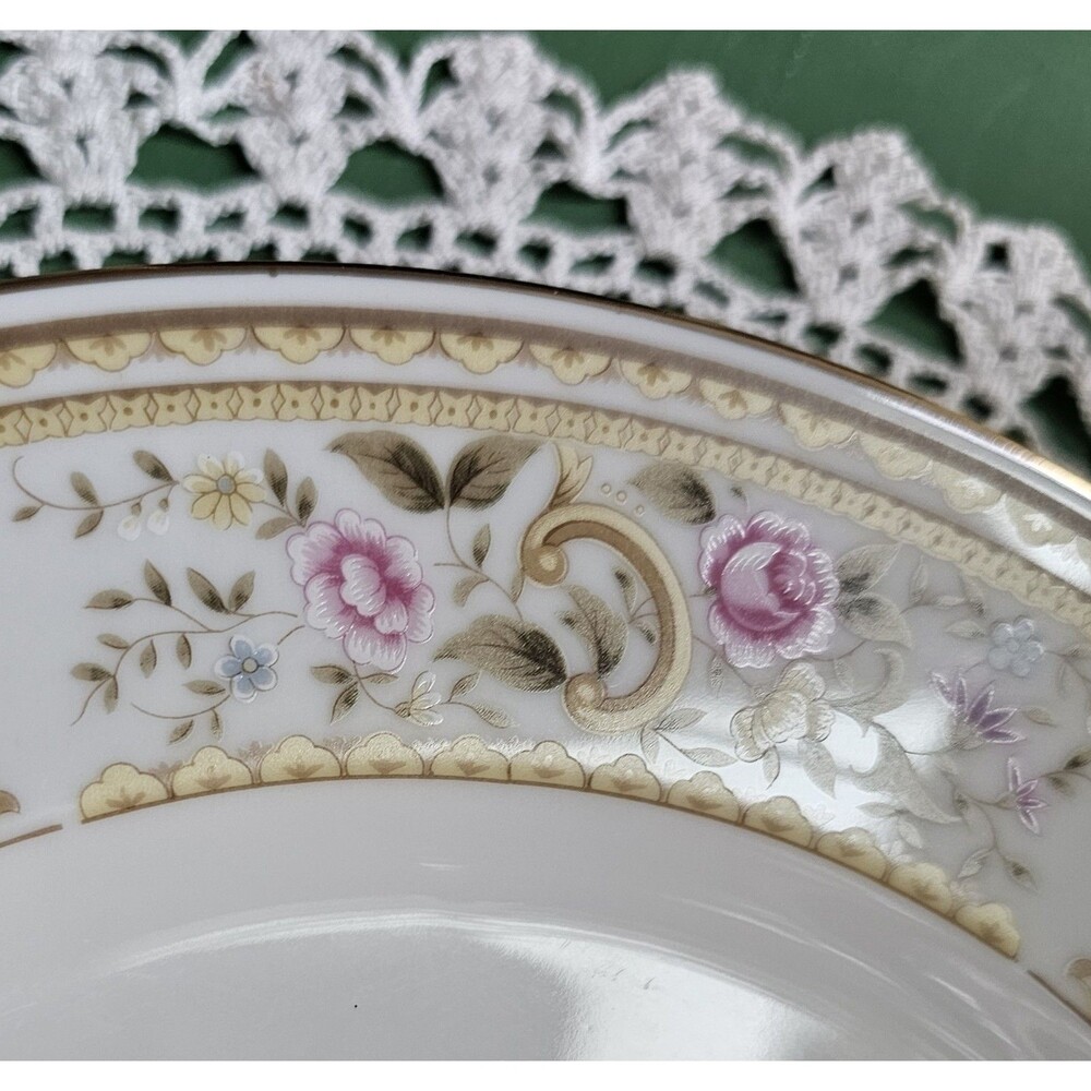 Pair Of Vintage Wallace Heritage "Daphne" Porcelain Dinner Plates - Picture 4 of 6
